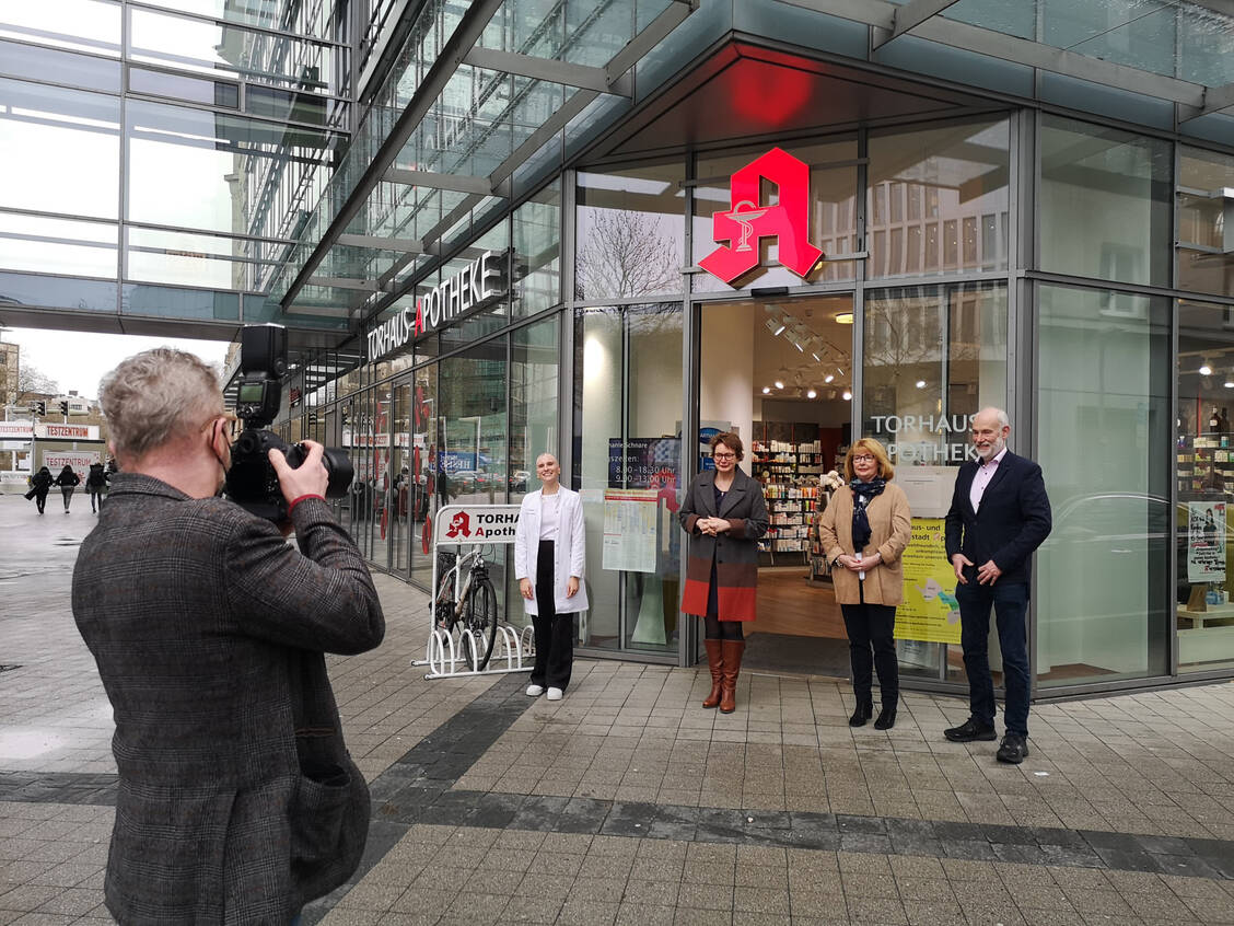 Niedersachsens Gesundheitsministerin Daniela Behrens (zweite von links) zu Besuch bei Stephanie Schnare (links), die in ihrer Torhaus-Apotheke in Hannover Covid-19-Impfungen anbietet. Mit dabei: Kammerpräsidentin Cathrin Burs und Berend Groeneveld, Vorstandsvorsitzender des Landesapothekerverbands. / Foto: Alle Bilder: PZ/Daniela Hüttemann