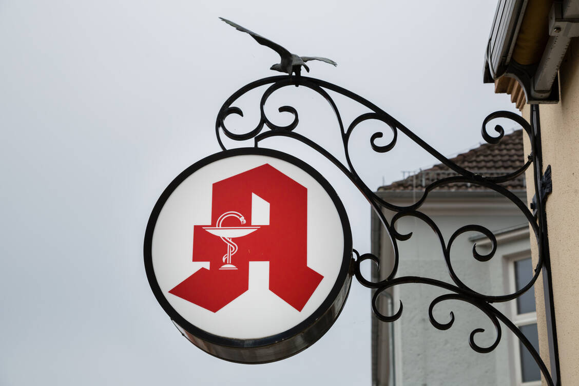 Die Zahl der Apotheken in Deutschland sank bis Ende März auf den Tiefstand von 18.362, wie aus Daten des Deutschen Apothekerverbands (DAV) hervorgeht. / Foto: Getty Images/Cineberg