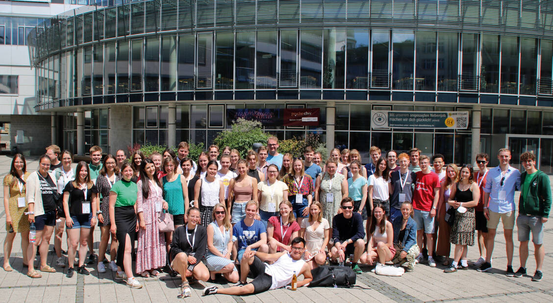 Die Teilnehmenden auf dem Jenaer Campus / Foto: BPhD