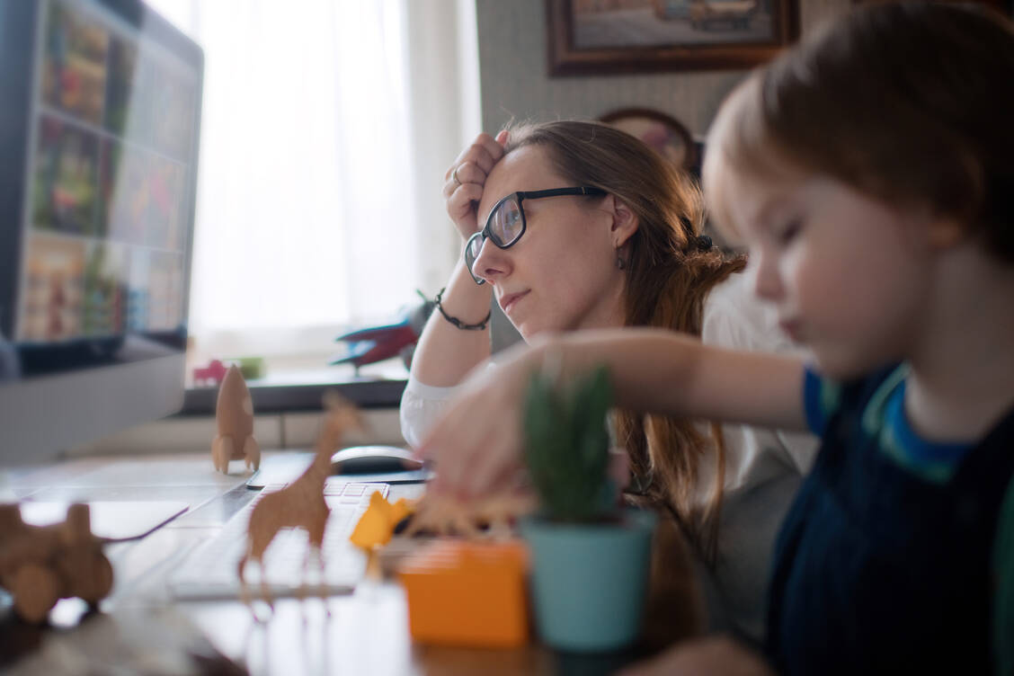 Vor allem kleinere Kinder brauchen viel Nähe und können sich noch nicht lange selbst beschäftigen. Nebenher konzentriert arbeiten ist in der Regel nicht möglich. Da hilft auch die beste Technik nicht. / Foto: Getty Images/ArtMarie