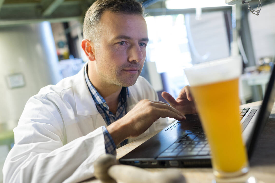 Frisches Rezept für ein uraltes Getränk: KI-Modelle sagen voraus, welche chemischen Veränderungen nötig sind, um ein Bier zu optimieren. / © Adobe Stock/auremar