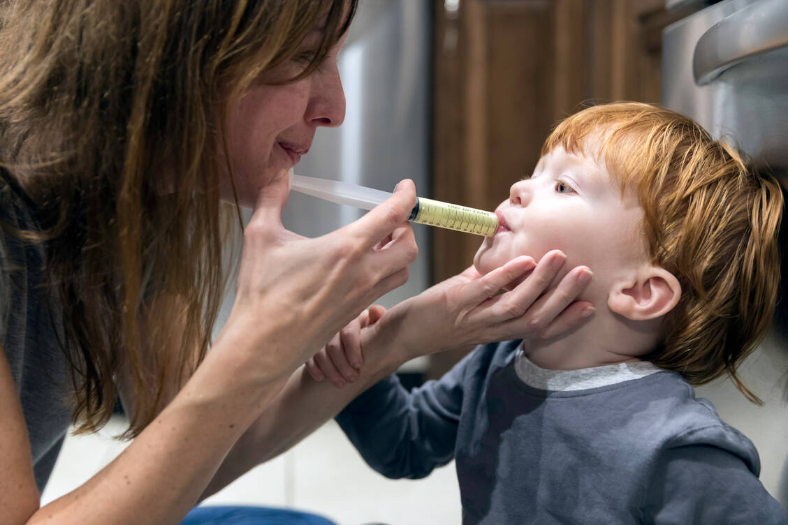 Auch bei Antibiotikasäften für Kinder gibt es derzeit Lieferengpässe. / Foto: Getty Images/Onfokus