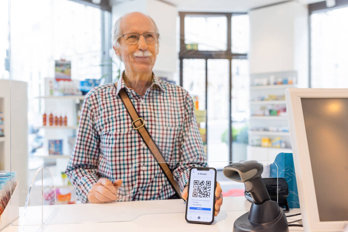 Laut BMG wurden bereits rund zwei Millionen E-Rezepte per Smartphone-App oder mit Papierausdruck eingelöst. Ab morgen soll es in vielen Apotheken, aber noch nicht allen per EGK funktionieren. / Foto: Getty Images/Luis Alvarez