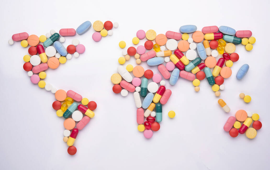 Um Lieferengpässe langfristig in den Griff zu bekommen, müssen die Lieferketten für Grund-, Hilfs- und Wirkstoffe, aber auch Verpackungsmaterial global diversifiziert werden. / Foto: Getty Images/Pogonici