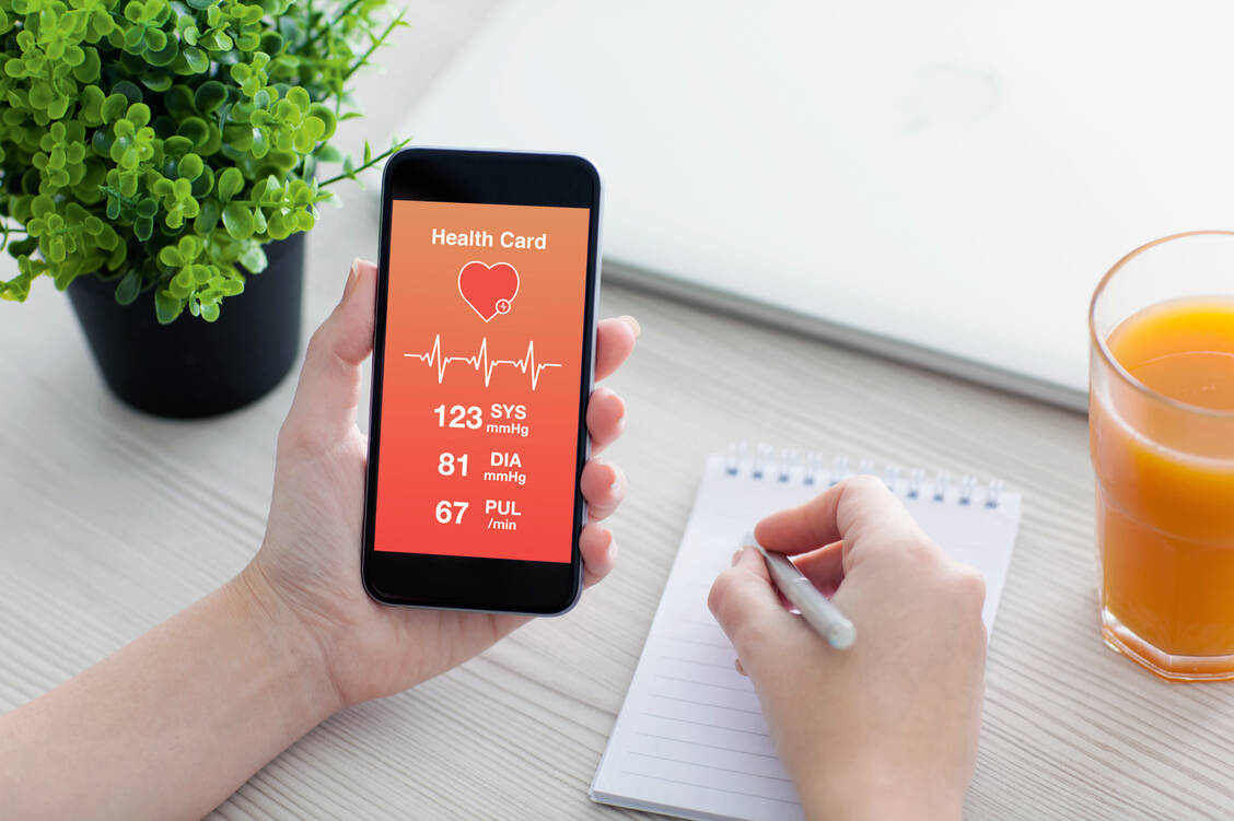 Versicherte in Deutschland sollen in Zukunft von Apps und Diagnose-Tools profitieren und sie sogar von der Kasse erstattet bekommen können. / Foto: Shutterstock/Denys Prykhodov