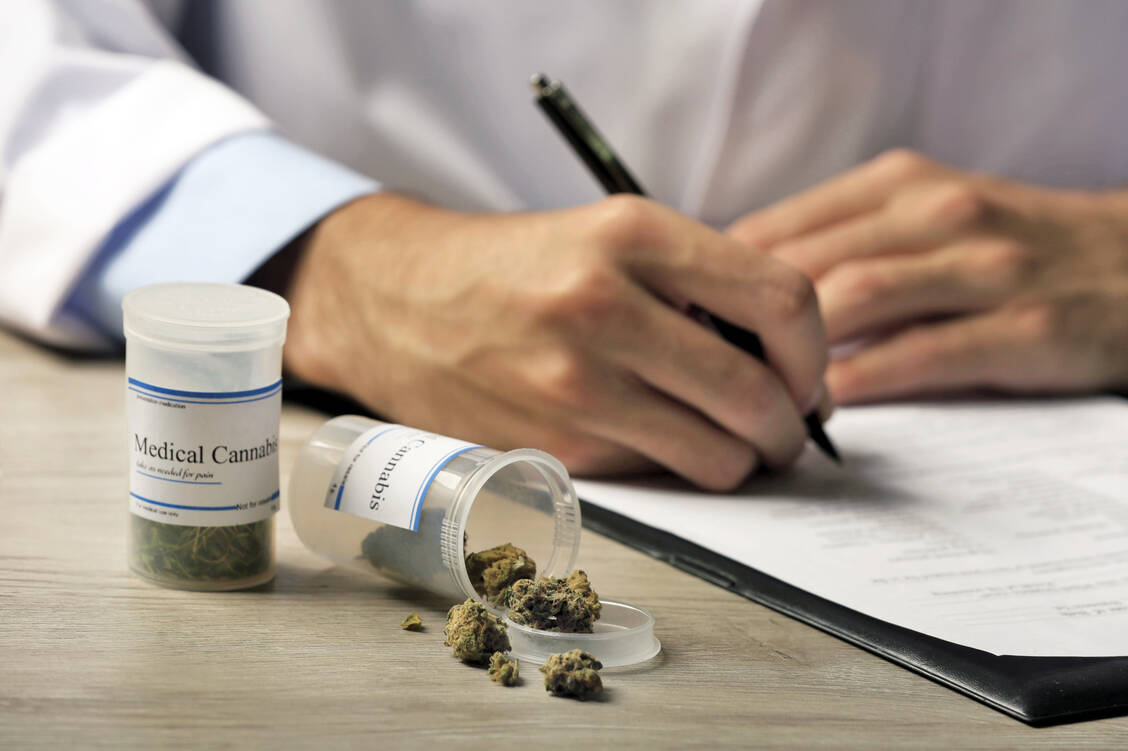 Dürfen schwangere Patientinnen mit Cannabis behandelt werden? Das hängt vom Einzelfall ab, da die Datenlage bislang äußerst spärlich ist. / Foto: Shutterstock/Africa Studio