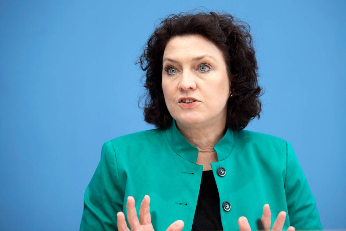 Die AOK-Vorsitzende Carola Reimann kritisiert das Festhalten an der Schuldenbremse.  / © IMAGO/IPON