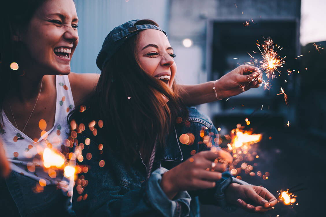 Harmloses Feuerwerk gibt es nicht, warnen Fachleute. Laut Statistik der Augenärzte führen in bis zu 30 Prozent der Fälle Bengalische Lichter oder Wunderkerzen zu Verletzungen. / Foto: Getty Images/Carina König/EyeEm