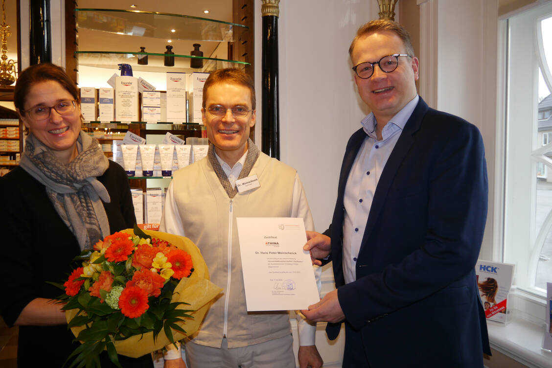 Kammerpräsident Kai Christiansen (rechts) und Jutta Clement (links) zeichnen Hans Peter Weinschenck (Mitte)  mit dem ersten ATHINA-Zertifikat der Apothekerkammer Schleswig-Holstein aus. / Foto: AK Schleswig-Holstein