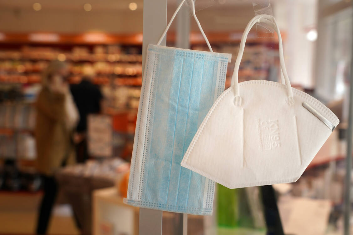 Aufgrund der hohen Nachfrage waren lange Zeit keine Masken in den Apotheken verfügbar. Jetzt sind sie wieder erhältlich, aber zu stark erhöhten Preisen im Vergleich zur Zeit vor der Coronavirus-Pandemie. / Foto: Getty Images/Sean Gallup
