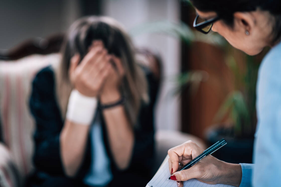 Zwangserkrankungen sind schwer zu behandeln. Psychotherapie und kognitive Verhaltenstherapie gelten als Mittel der ersten Wahl. / Foto: Adobe Stock/microgen