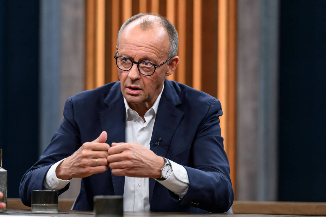 Bundeskanzler Friedrich Merz in der ARD-Sendung »Caren Miosga«.  / © Imago/HMB-Media