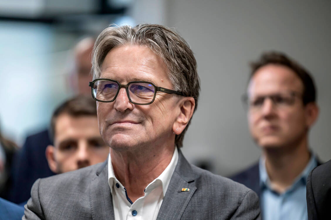 »Anfang Oktober ist der ideale Zeitpunkt, um sich den passenden Impfschutz zu kümmern«, sagt Manne Lucha (Bündnis 90/ Die Grünen), Gesundheitsminister von Baden-Württemberg. / © IMAGO/Arnulf Hettrich