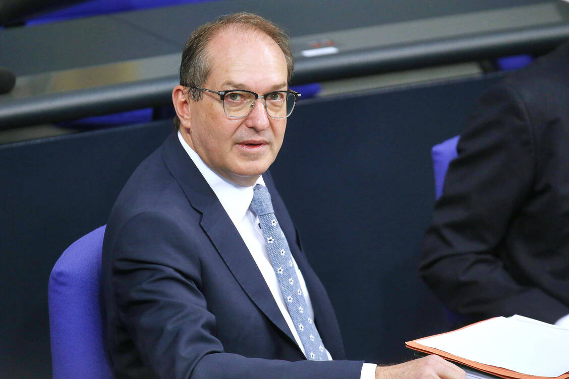 Eine gute Vorbereitung auf Krisen und Katastrophen hilft nicht nur praktisch, sondern entlastet auch psychischm sagt Bundesinnenminister Alexander Dobrindt (CSU). / © Imago Images/dts Nachrichtenagentur