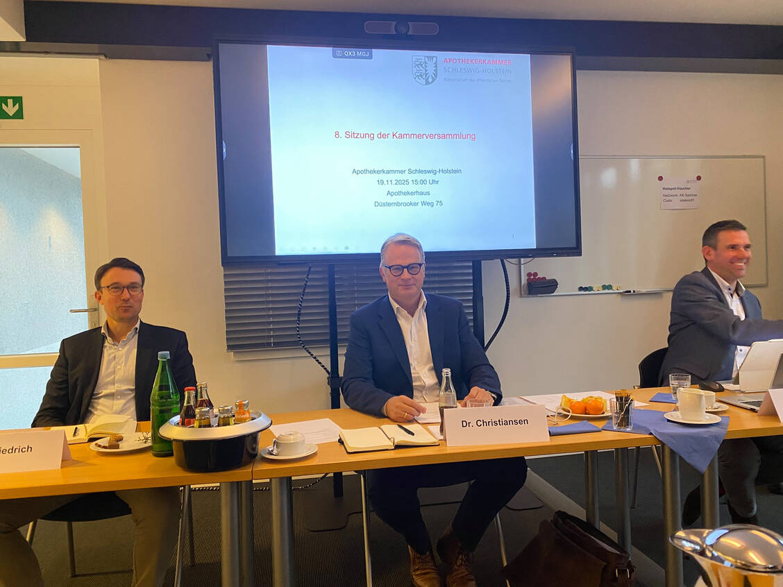 (v.r.n.l.) Till Friedrich, Stellvertretender Geschäftsführer der Apothekerversorgung Schleswig-Holstein; Kai Christiansen, Präsident der Apothekerkammer Schleswig-Holstein und Felix-Alexander Litty, Geschäftsführer der Kammer / © PZ/ Alexandra Amanatidou