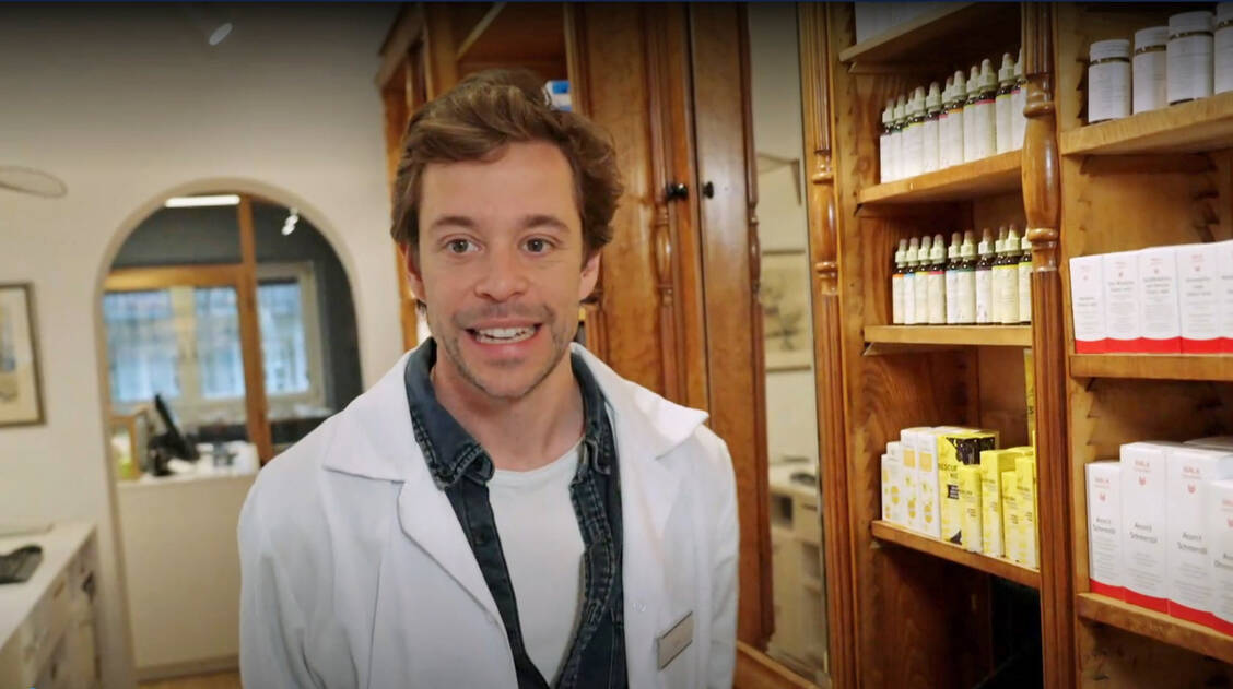 Der Moderator Tobias Krell in der Marien-Apotheke am Chiemsee. / © PZ/Screenshot