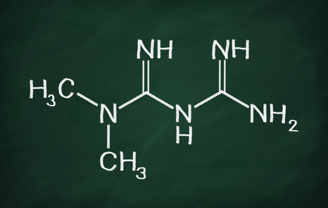 Die chemische Struktur von Metformin ist denkbar einfach, seine Wirkungen dagegen vielfältig. Zu der langen Liste der positiven Effekte des Biguanids kommt nun offenbar noch die Sterblichkeitsreduktion bei Covid-19 hinzu. / Foto: Adobe Stock/makaule