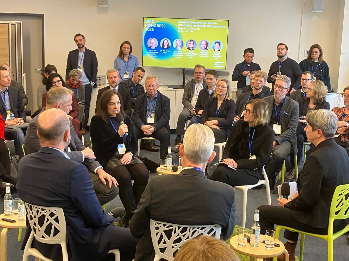 ABDA-Vizepräsidentin und Präsidentin der Apothekerkammer Berlin Ina Lucas (Mitte) diskutierte auf dem BMC-Kongress über ein neues Primärversorgungsmodell. / © PZ/Höhn