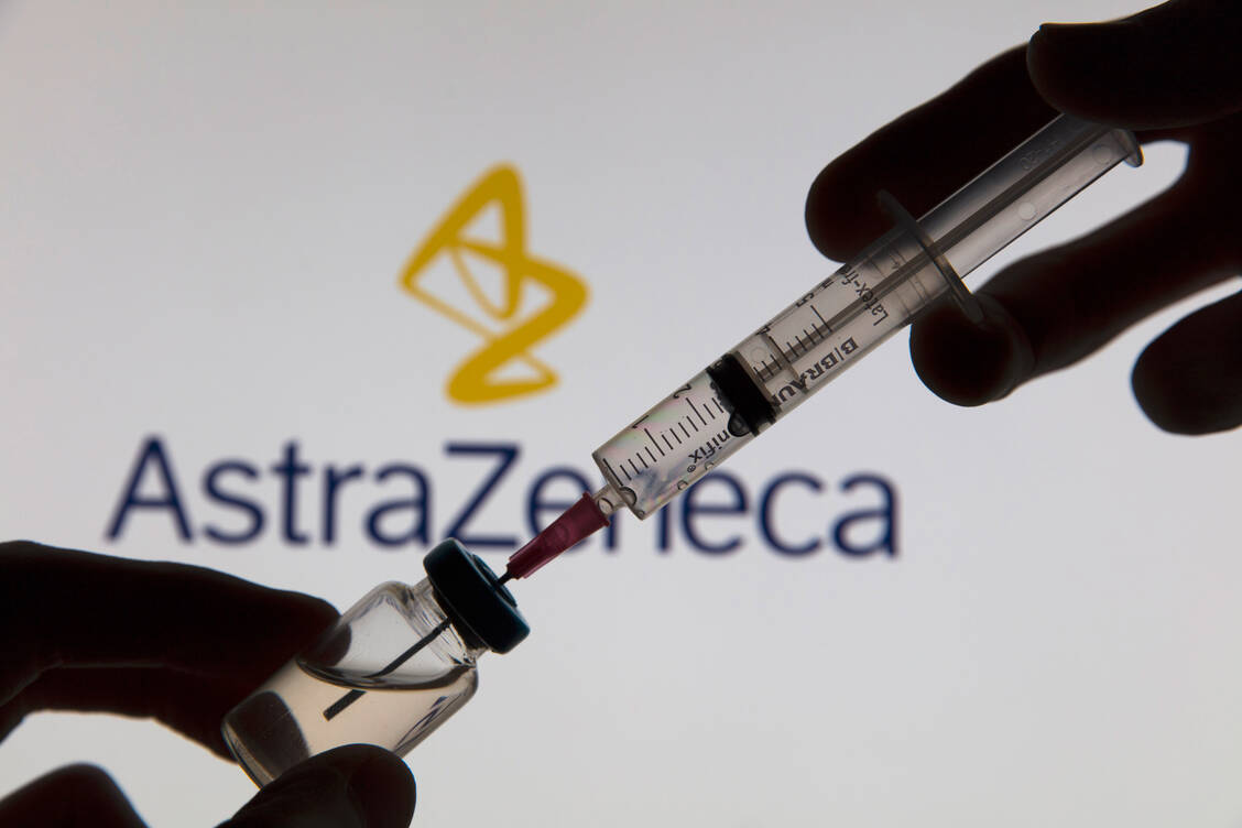 Die EMA empfiehlt den Covid-19-Impfstoff von Astra-Zeneca weiterhin für alle Altersgruppen, die STIKO in Deutschland jedoch nur für die Über-60-Jährigen. / Foto: Adobe Stock/ink drop