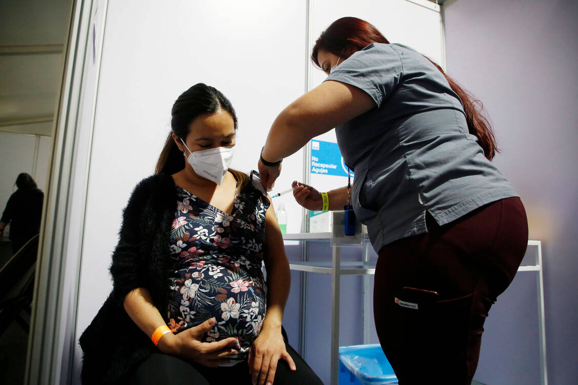 In anderen Ländern wie hier in Chile werden Schwangere gegen Covid-19 geimpft. / Foto: imago images/Aton Chile