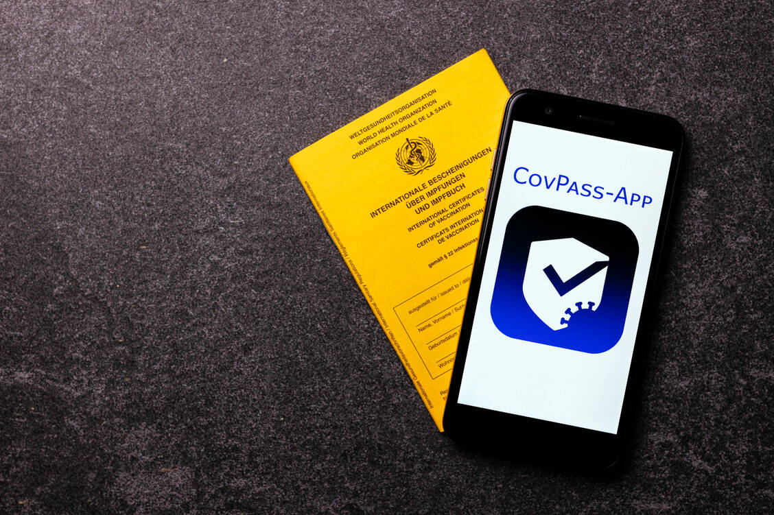 In Deutschland wird es künftig zwei Handy-Apps für die digitalen Impfnachweise geben: Die eigens dafür entwickelte CovPass-App sowie die Corona-Warn-App. / Foto: picture alliance / Geisler-Fotopress