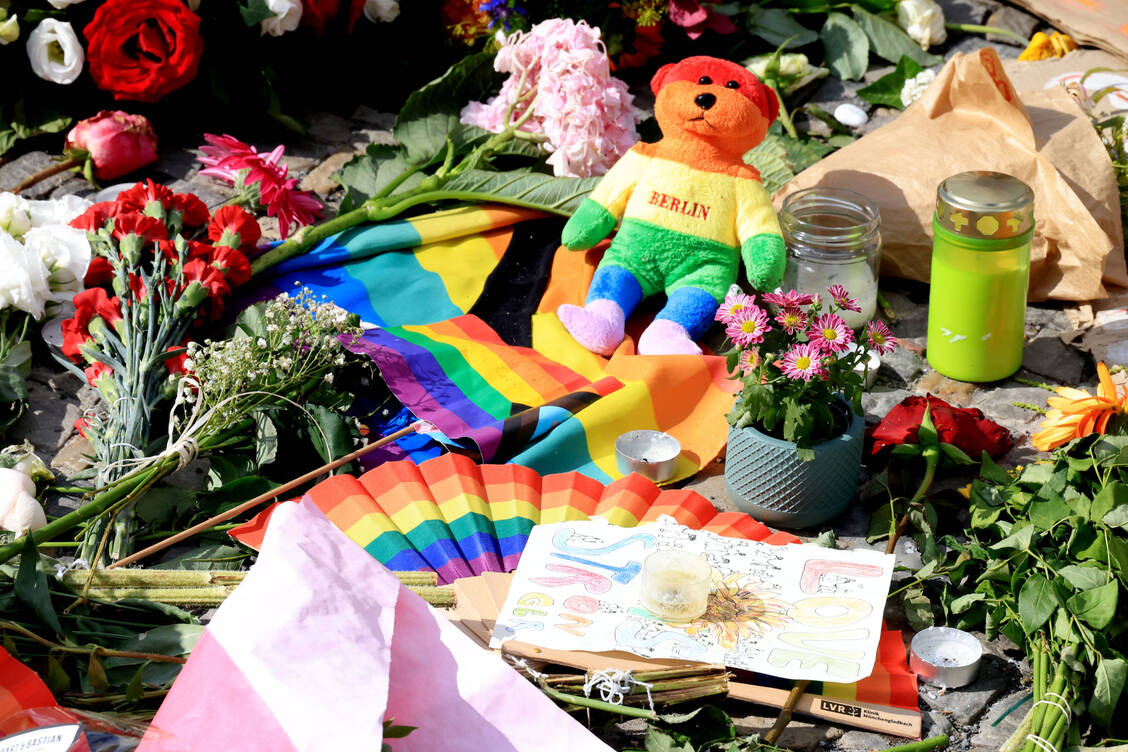 In Gedenken an die Opfer des Terroranschlags vom 25. Juli 2026 beim Berliner CSD wurden zahlreiche Blumen, Kerzen und Botschaften niedergelegt / © Imago Images/Nordphoto