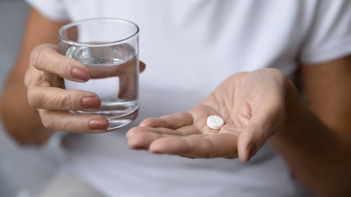 Metamizol zählt zu den am häufigsten verordneten Schmerzmitteln in Deutschland. / © Getty Images/fizkes