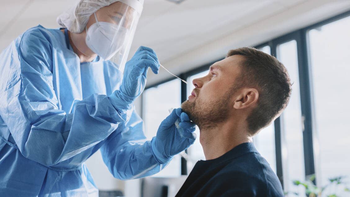 Für Personen, die bereits eine Covid-19-Auffrischimpfung erhalten haben, sollen zusätzliche Corona-Tests künftig bundesweit entfallen. / Foto: Adobe Stock/ Gorodenkoff