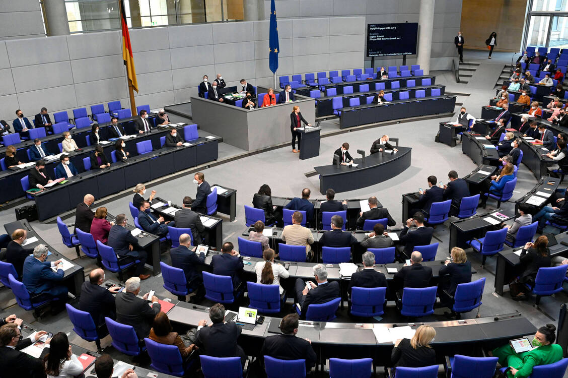 Der Bundestag hat in seiner heutigen 28. Sitzung über die lang umstrittene Covid-19-Impfpflicht abgestimmt. / Foto: IMAGO/Future Image