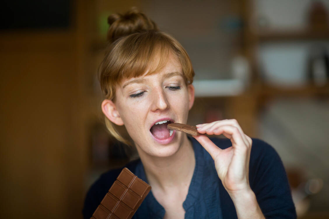 Vielen Menschen fällt es schwer, die Finger von süßem und fettigem Essen zu lassen. Eine Studie lässt darauf schließen, dass diese Vorliebe erlernt ist. / Foto: Getty Images/Sigrid Gombert