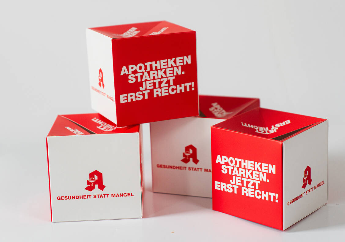 Mit einer Karte, die sich zu einem Würfel zusammenfügt, will die ABDA auf ihre politischen Forderungen aufmerksam machen. / Foto: ABDA