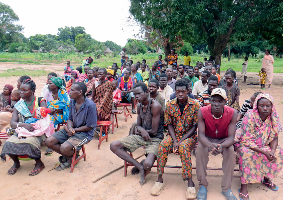 Aufklärungsarbeit im Südsudan: Menschen in vielen Dörfern lernen, dass Epilepsie kein Teufelswerk, sondern mit Medikamenten behandelbar ist. / Foto: AMREF Italien/Apotheker Helfen