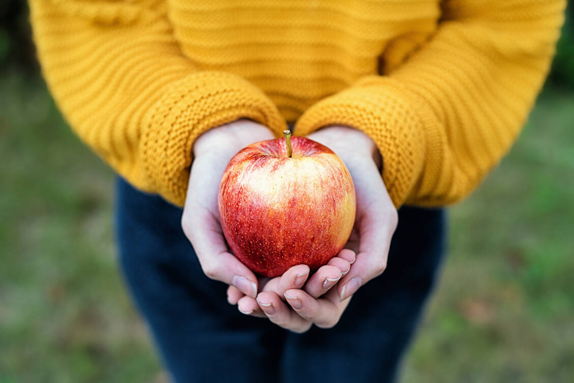 Eine gesunde Ernährung mit viel Obst ist für Krebspatienten wichtig. Auf Nahrungsergänzungsmittel sollten sie während der Krebstherapie aber besser verzichten. / Foto: Getty Images/Natalia Ganelin