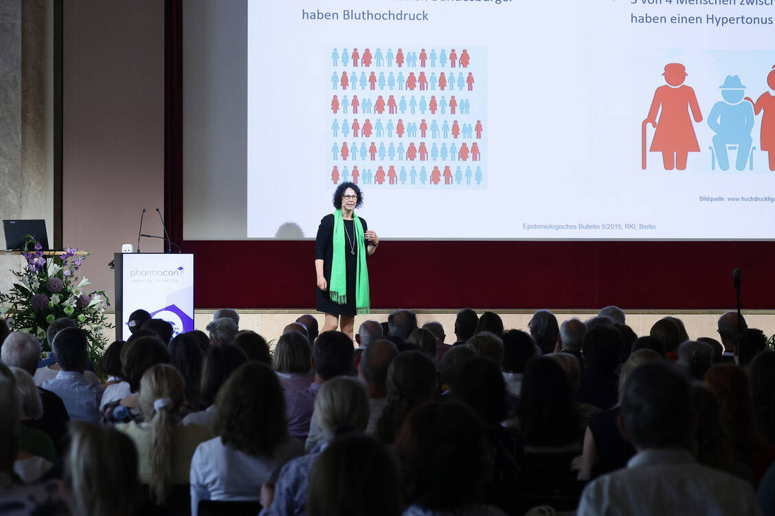 Dr. Isabel Waltering brach beim Pharmacon eine Lanze für nicht medikamentöse Maßnahmen gegen Bluthochdruck. / Foto: PZ/Alois Müller