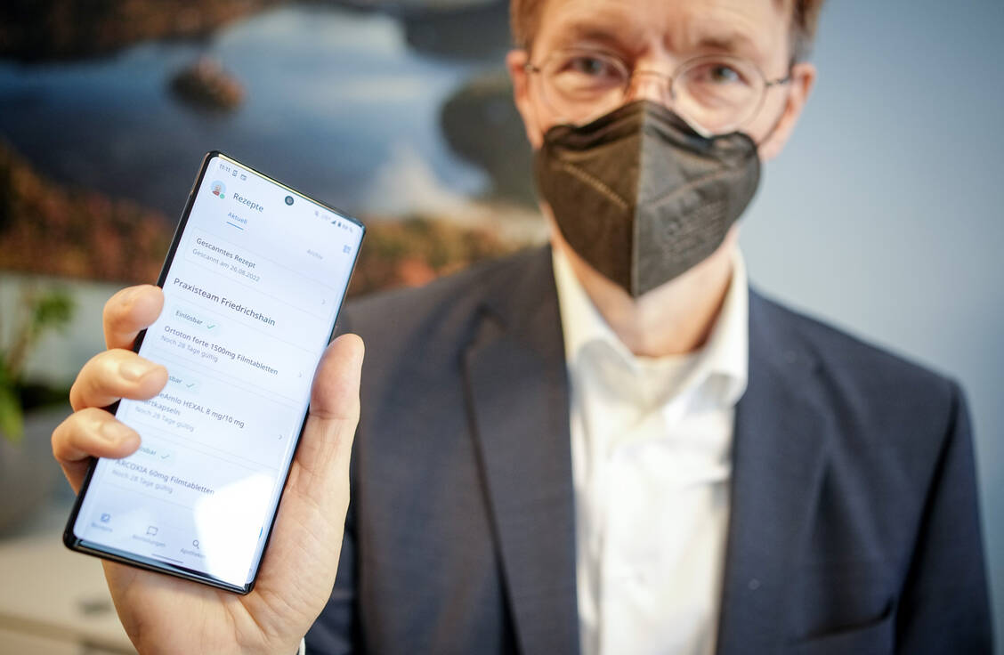 Aus Sicht der ABDA gibt es vor der verpflichtenden Nutzung des E-Rezepts noch einige Hürden zu nehmen. Das BMG wird zu einigen Korrekturen aufgefordert. / Foto: picture alliance/dpa