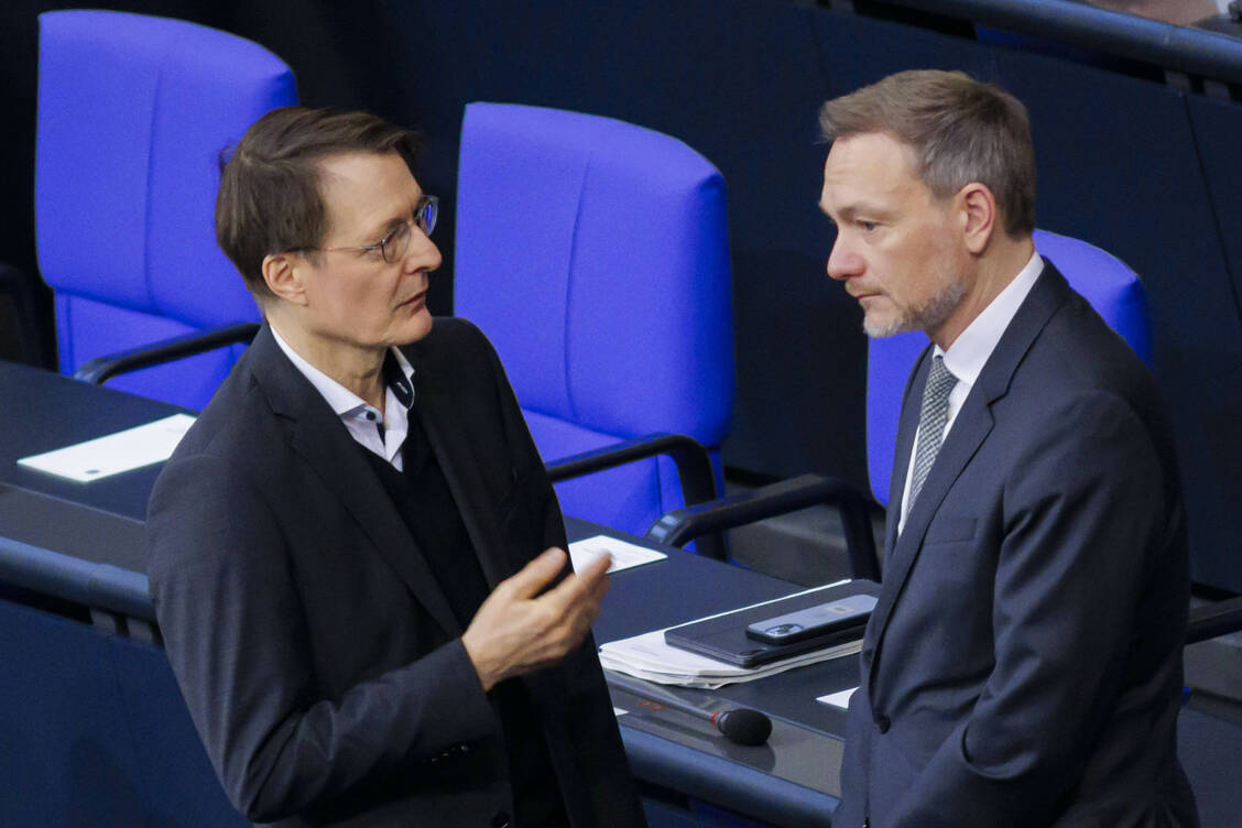 Die Parteien von Gesundheitsminister Karl Lauterbach (SPD) und Finanzminister Christian Lindner (FDP) streiten um die Corona-Aufarbeitung.  / Foto: IMAGO/photothek