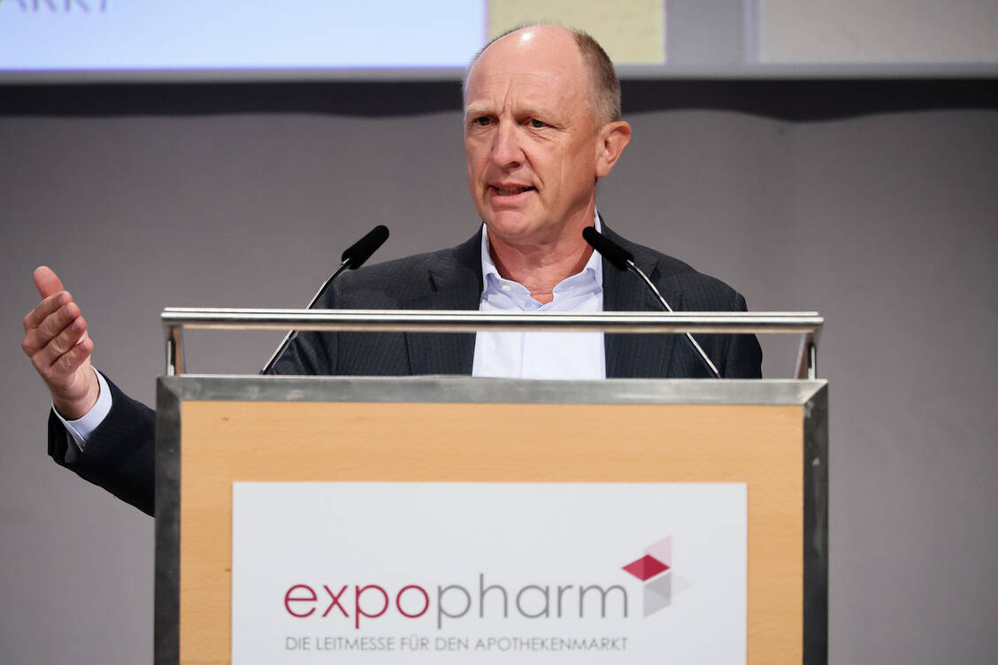 Jörg Wieczorek, Vorstandsvorsitzender von Pharma Deutschland, forderte in seinem Grußwort zur Eröffnung der Expopharm auskömmliche Rahmenbedingungen für die Pharmaindustrie und für die öffentlichen Apotheken. / © PZ/Alois Müller