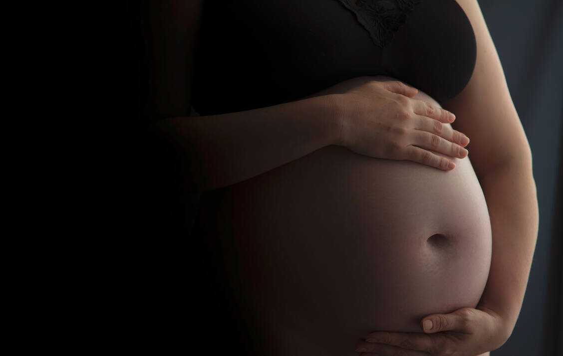 Bei Schwangeren treten unter Umständen vaginale Hefeinfektionen auf. Falls eine Lokaltherapie nicht ausreicht, können orale Antimykotika verordnet werden. Deren Sicherheit in der Schwangerschaft ist allerdings umstritten. / Foto: Adobe Stock/ink drop