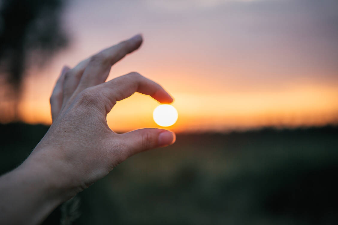Viele Arzneimittel erhöhen theoretisch die Empfindlichkeit gegenüber der Sonne, doch nicht in jedem Fall ist diese Nebenwirkung relevant. / Foto: Adobe Stock/Irina Popova