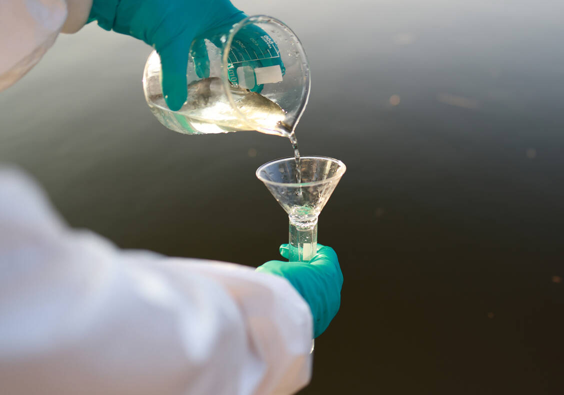 In einigen Städten wird das Abwasser auch regelmäßig auf Polioviren untersucht (Symbolbild). / © Getty Images/onuma Inthapong