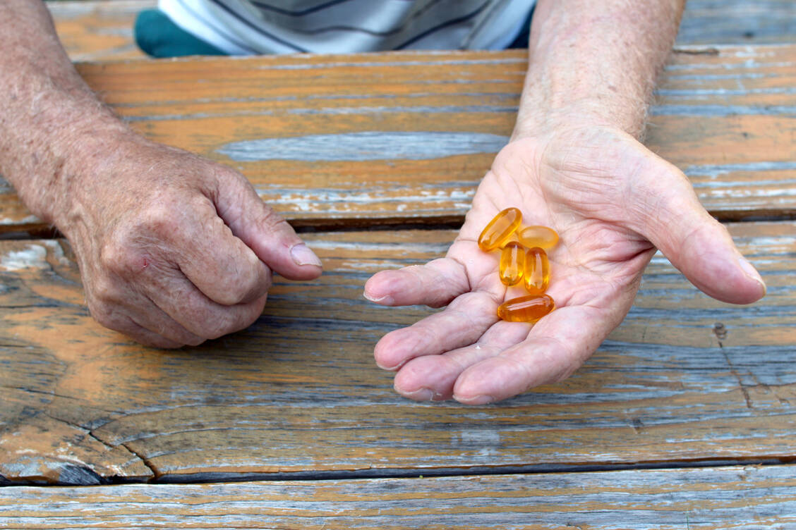 1 Gramm Omega-3-Fettsäuren am Tag nahm ein Teil der Studienprobanden täglich ein. / © Getty Images/VickyRu