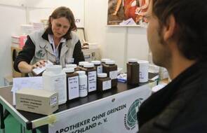 Feldapotheke am Stand von Apotheker ohne Grenzen
