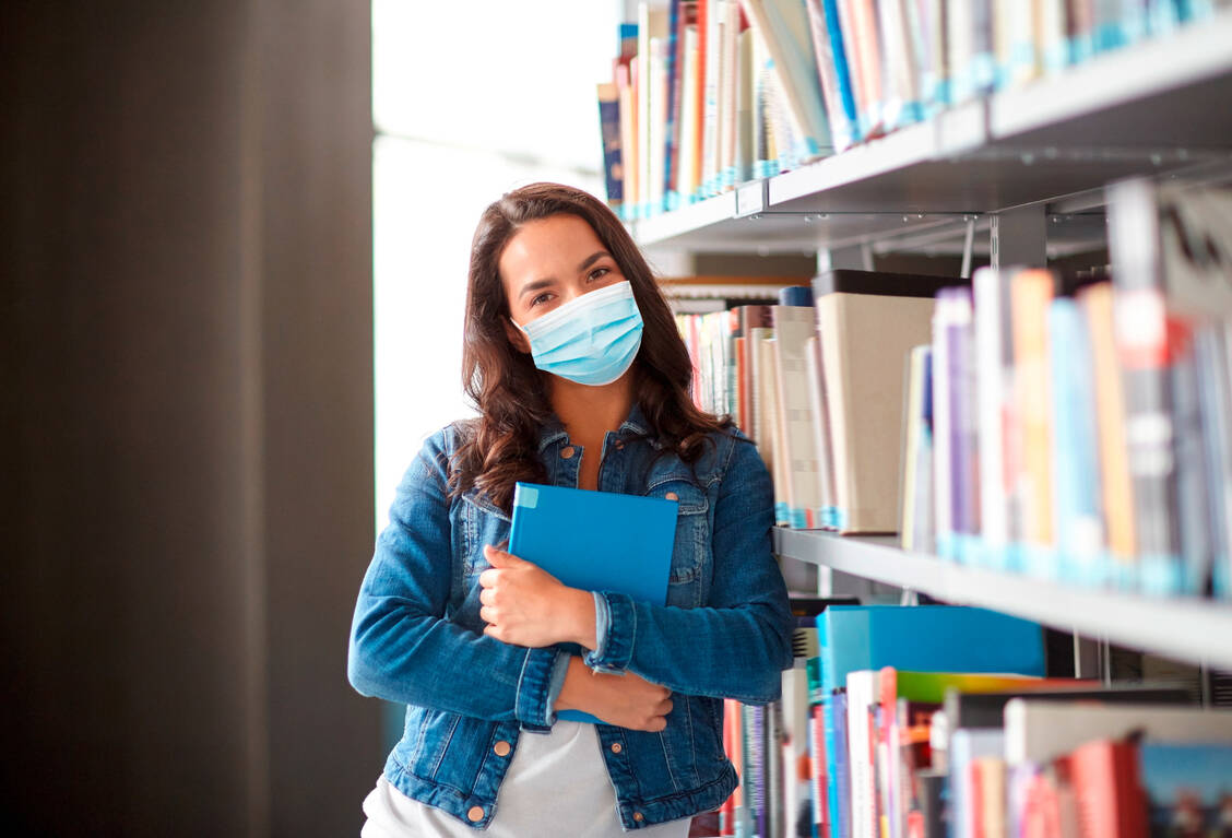 Das Tragen von Masken an der Universität  könnte bald für viele Studierende zum Alltag werden. Studierendenverbände fordern unter anderem, dass solche Schutzausrüstungen von den Universitäten gestellt werden.  / Foto: Adobe Stock/lev dolgachov