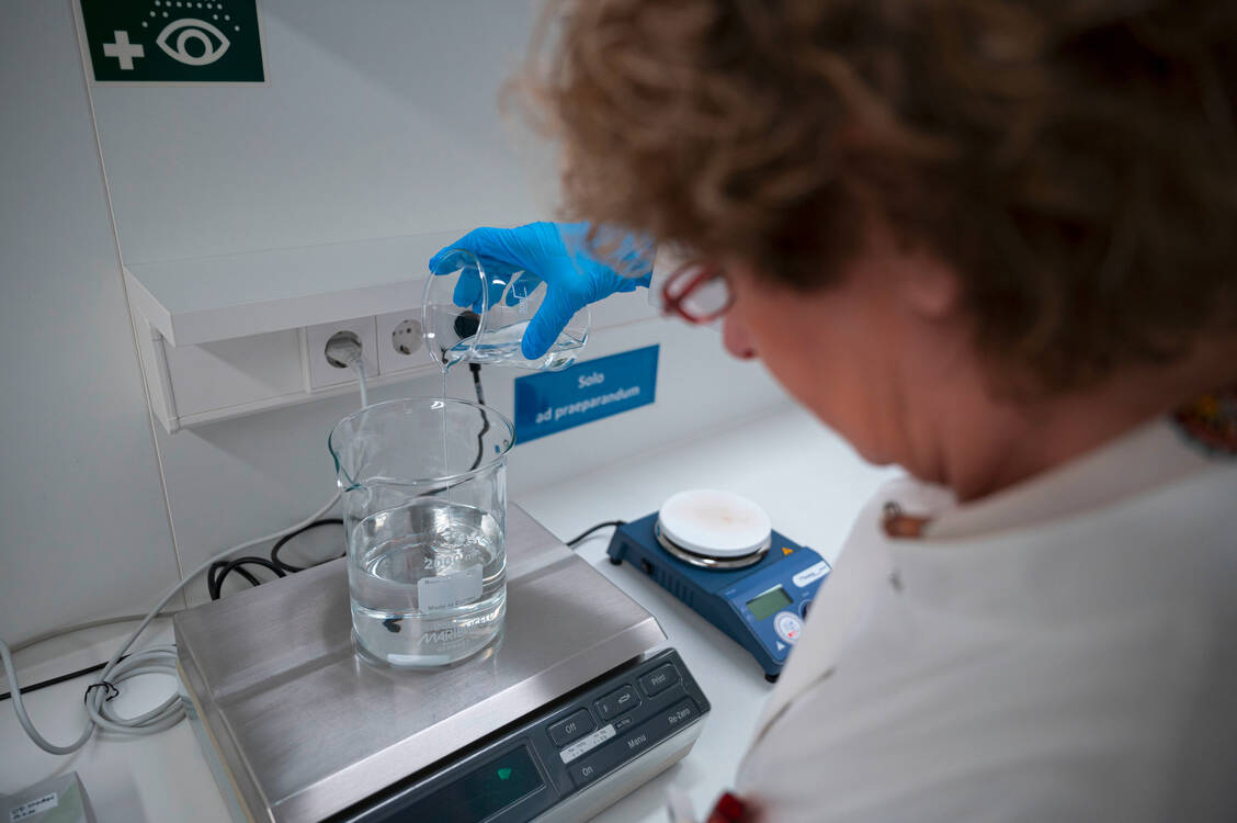 Seit März können Apotheker Desinfektionsmittel selbst herstellen – und haben damit geholfen, eine Versorgungslücke in Deutschland zu füllen.   / Foto: Picture Alliance