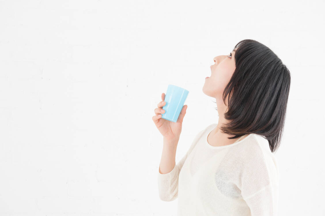 Eine Gurgellösung von Covid-19-Patienten könnte in Zukunft möglicherweise als Ausgangsprodukt für Tests auf SARS-CoV-2-Infektionen dienen. Ob sich dieser Ansatz eignet, wird sich noch zeigen.  / Foto: Adobe Stock / karin