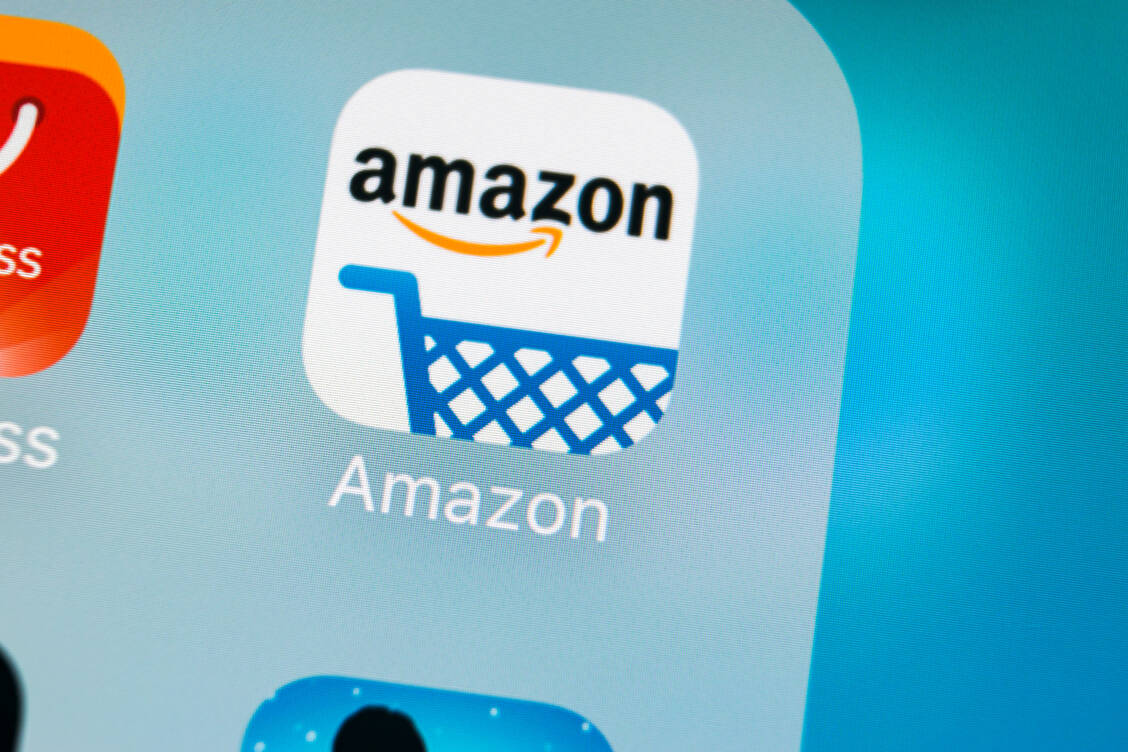 Der Versandkonzern Amazon profitierte zuletzt insbesondere durch die Coronavirus-Krise. Jetzt möchte Amazon in Indien mit einem Arzneimittelversandhandel durchstarten. / Foto: Adobe Stock/Aleksei
