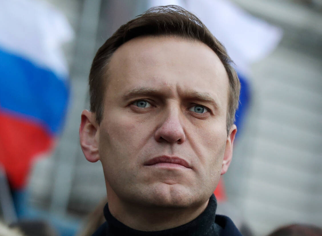 Alexej Nawalny ist führender Kopf der kremlkritischen Opposition. Befunde weisen darauf hin, dass er mit einem Cholinesterase-Inhibitor vergiftet wurde. Derzeit wird er in der Berliner Charité behandelt. / Foto: picture alliance / ASSOCIATED PRESS | Pavel Golovkin