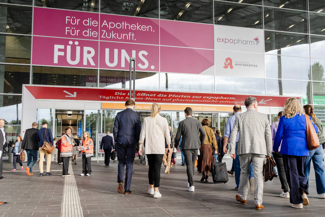 Auch in diesem Jahr strömten zahlreiche Besucherinnen und Besucher auf die Expopharm.  / © Avoxa/Expopharm
