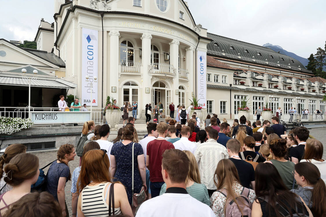 Der Pharmacon-Kongress im Meraner Kurhaus bietet neben hochkarätigen Vorträgen auch ein vielfältiges Rahmenprogramm vor der Kulisse der Südtiroler Berglandschaft. / © PZ/Alois Müller