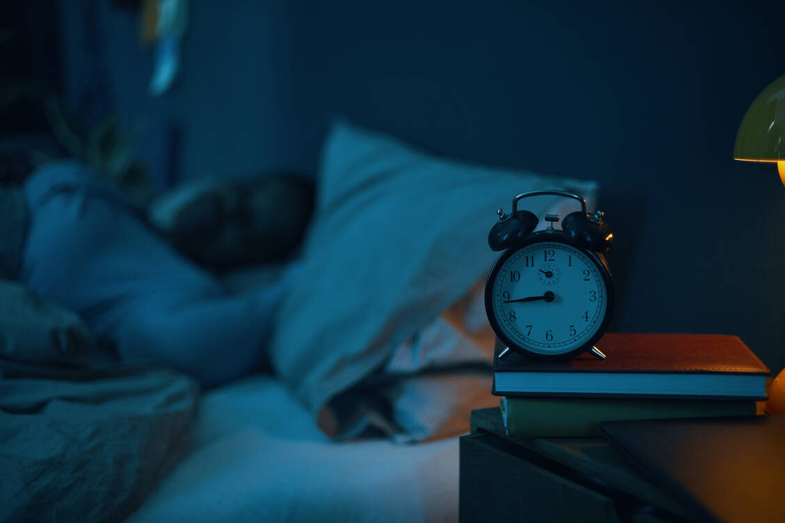 Insbesondere Personen, die weniger als acht Stunden schlafen, sollten täglich etwa zur gleichen Uhrzeit ins Bett gehen, um das Herz-Kreislauf-System zu schützen. Das impliziert jedenfalls eine Beobachtungsstudie aus Finnland. / © Getty Images/DragonImages
